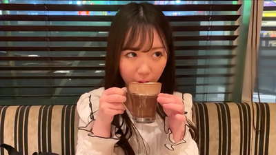 Ona jest przyjaciółką, która należała do tego samego klubu na uniwersytecie.I jest najbardziej atrakcyjną dziewczyną w klubie.To jest japońska seksowna atmosfera.